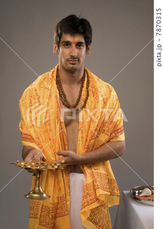 Man offering prayers  7870315