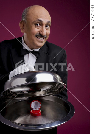Ring in a serving platter  7871643