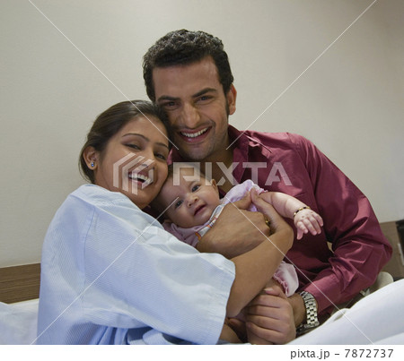 Couple with their child  7872737