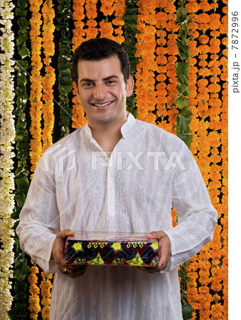 Man holding a present  7872996