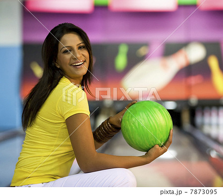 Woman at the bowling alley  7873095
