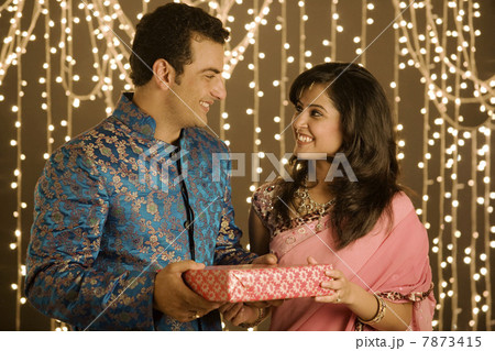 Couple exchanging presents  7873415