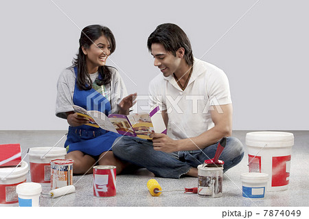 Couple with a paint brochure  7874049