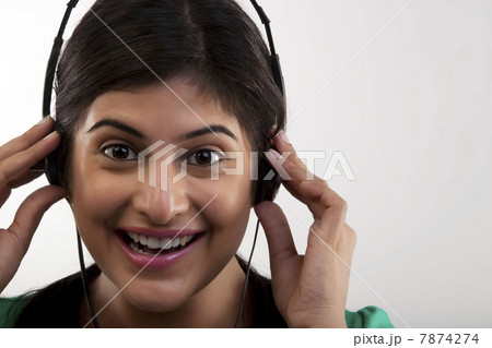 Woman listening to music  7874274