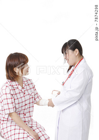 女性医師と負傷者 女性医師と負傷者 7874298