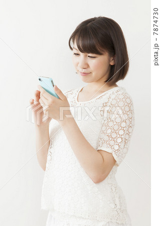 スマートフォンを持つ10代の女の子　　　 7874730