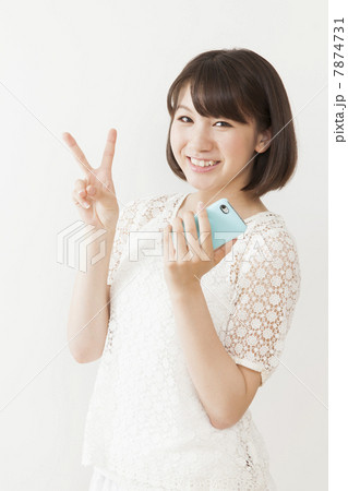 スマートフォンを持つ10代の女の子　　　 7874731