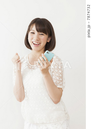 スマートフォンを持つ10代の女の子　　　 7874732