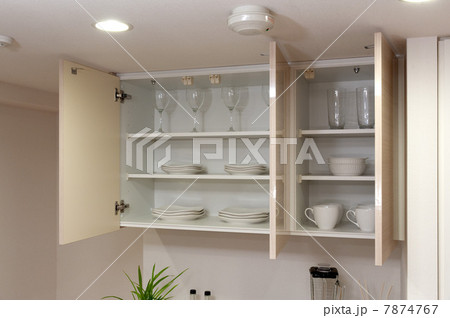 新築住宅のキッチンの収納 7874767