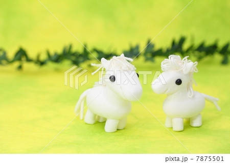 向き合うウマ 7875501