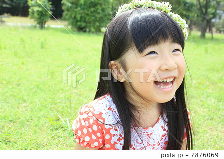 シロツメクサの花冠をかぶった女の子 7876069