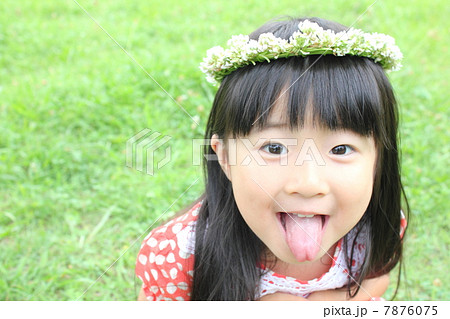 シロツメクサの花冠をかぶった女の子の写真素材 [7876075] - PIXTA