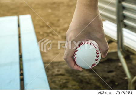 野球ボールを持つ男性 7876492