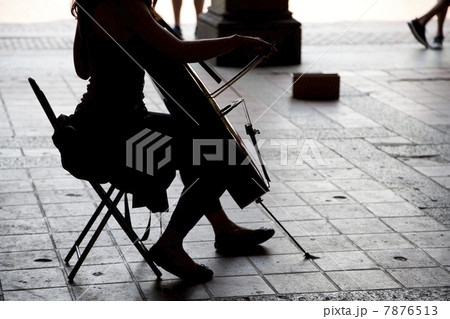 チェロを弾く女性の写真素材 [7876513] - PIXTA