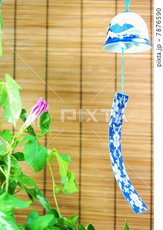 夏の背景素材 青い風鈴と楚々とした朝顔の蕾 簾バック縦位置の写真素材