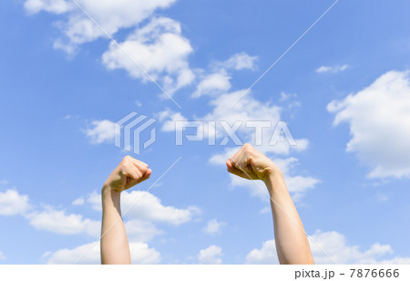 ガッツポーズする男性 7876666