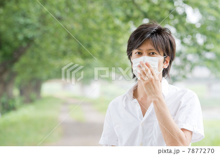 マスクをした20代の男性 7877270