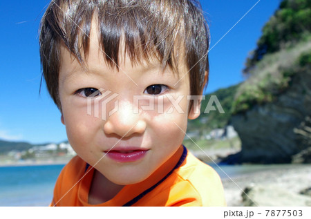 海岸で遊ぶ元気な子供の笑顔 7877503