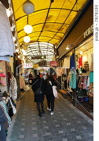 韓国　ソウル　梨泰院のアーケード街 7878193