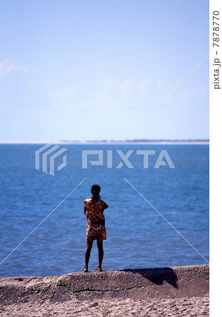 水平線を見つめる少女 7878770