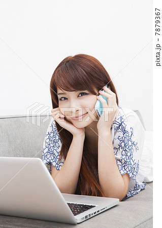 ソファでくつろぐ女性 7879367