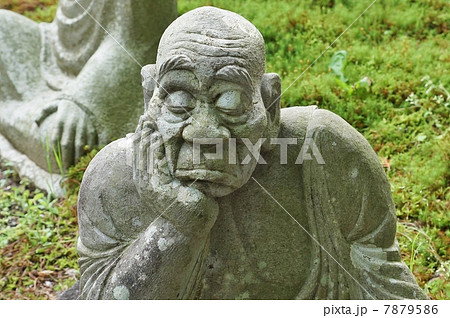 瞑想 頬杖の羅漢像 正面横位置の写真素材