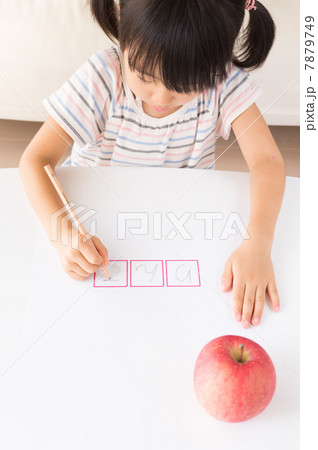 ひらがなの勉強をする女の子 7879749