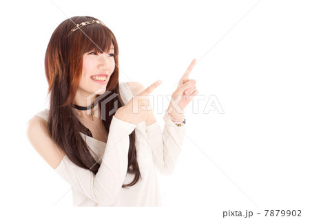 満面の笑みで楽しそうに両手で横を指さす可愛い女の子 7879902