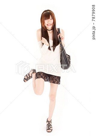 爽やかな夏ファッションで浮かれた様子ではしゃぐキュートな女の子 7879908