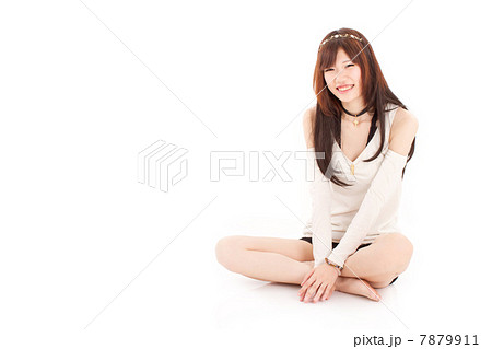 裸足であぐらをかいて座る可愛いスレンダーな女の子 7879911