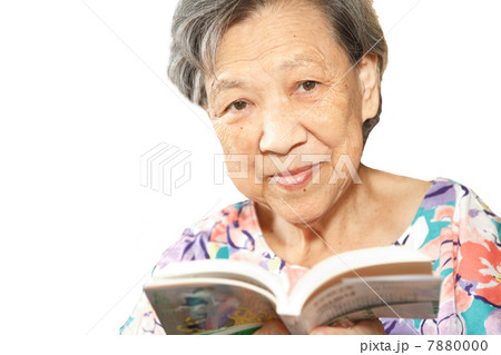 読書するシニア女性　 7880000