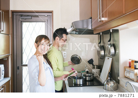 一緒に料理をするぐミドルの夫婦 ガッツポーズの写真素材