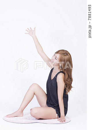 上に手をかざす若い女性 7881493