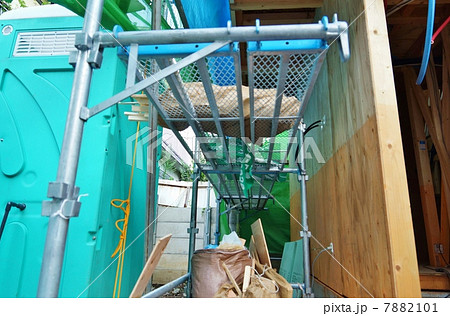 木造建築現場の仮設足場と仮設トイレ・横位置 7882101