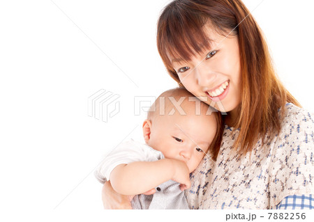 お母さんに抱っこされて安心した様子の甘えん坊の赤ちゃん 7882256