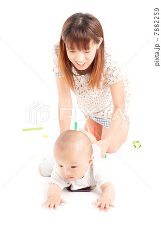 お母さんと一緒に元気いっぱいにおもちゃで遊ぶ可愛い赤ちゃん 7882259