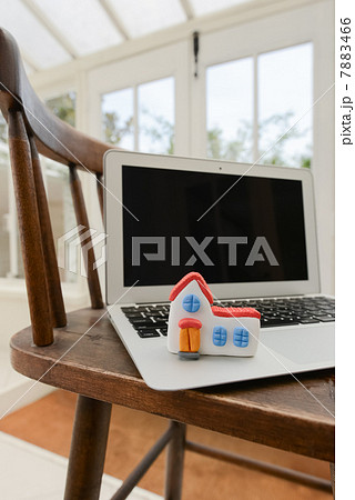ノートパソコンと家 7883466