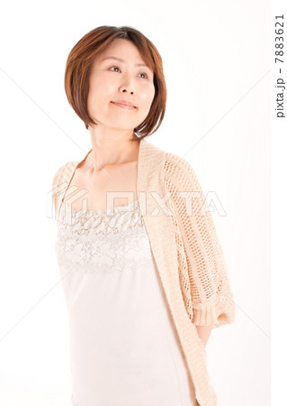 爽やかな笑顔で斜め上を見上げるミドルの女性 7883621