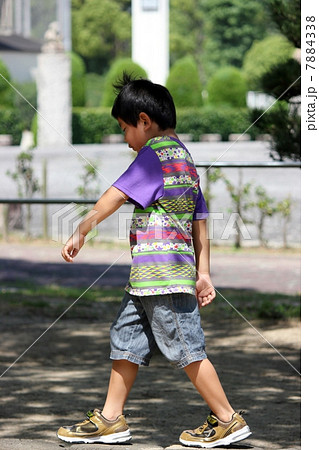 公園で遊ぶ男の子 公園で遊ぶ男の子 7884338