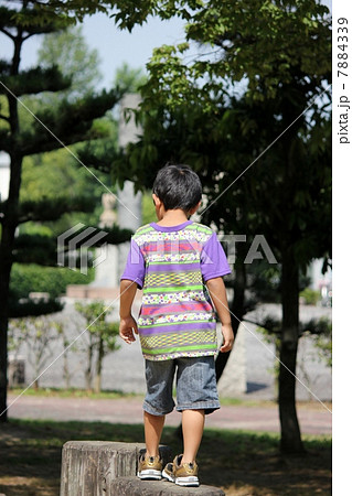 公園で遊ぶ男の子 公園で遊ぶ男の子 7884339