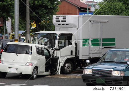 信号交差点で正面衝突の事故現場 7884904