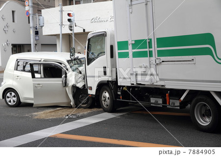 信号交差点で正面衝突の事故現場 7884905