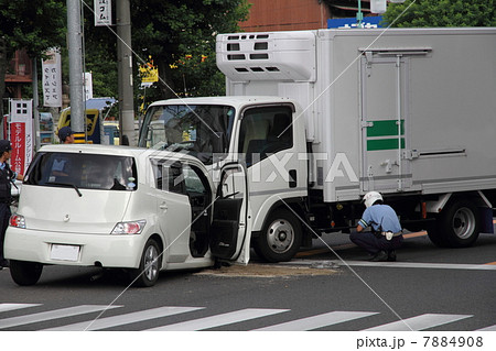 信号交差点で正面衝突の事故現場 7884908