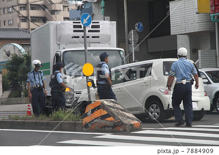 信号交差点で正面衝突の事故現場 7884909