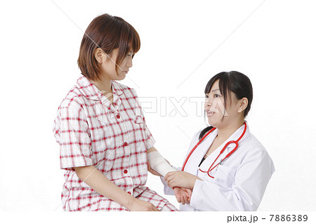 女性医師と負傷者 女性医師と負傷者 7886389