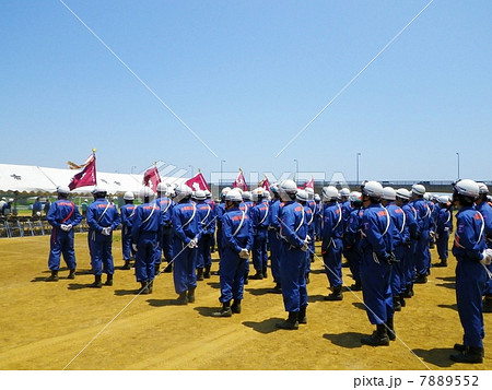 訓練に並ぶ消防団員 7889552