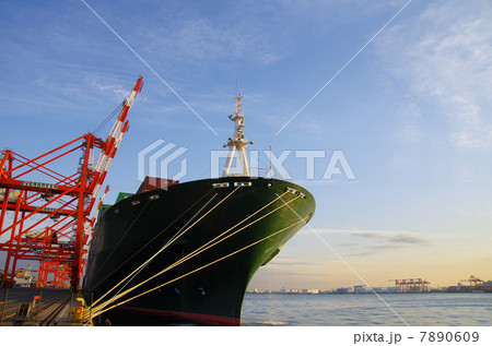 コンテナ船とガントリークレーン 7890609