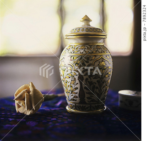 A Chinese urn 7892324