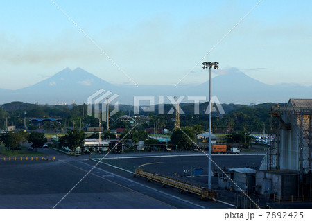 グアテマラのアグア火山遠景 7892425
