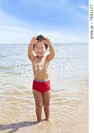 元気に海で遊ぶ男の子 7893127